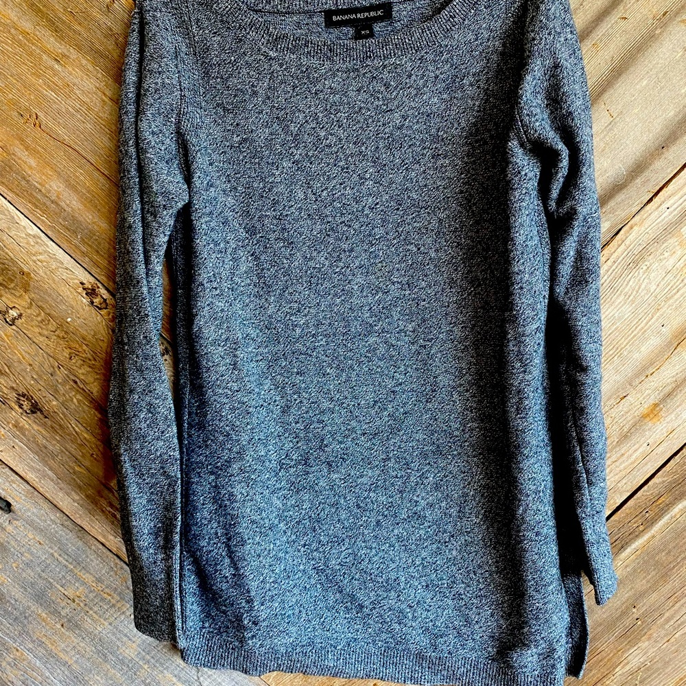 Excellent condition! Cotton blend. Slightly angled at the bottom hem.